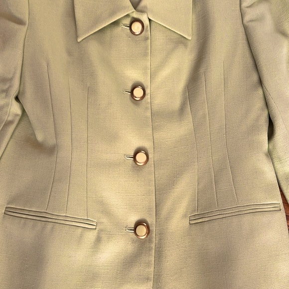 The IT color soft green transitional suit.10p.Lined.Beautiful gold/enamelbuttons - Picture 2 of 8